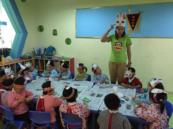 红果牛津艺术幼教中心老师上课中